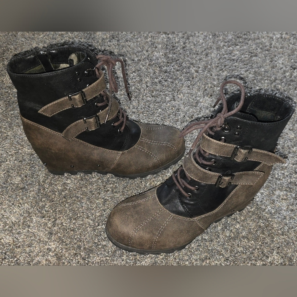 Not Rated Hermione Wedge Boot By The Buckle Womens Size 8.5 Black And Brown - Picture 5 of 12